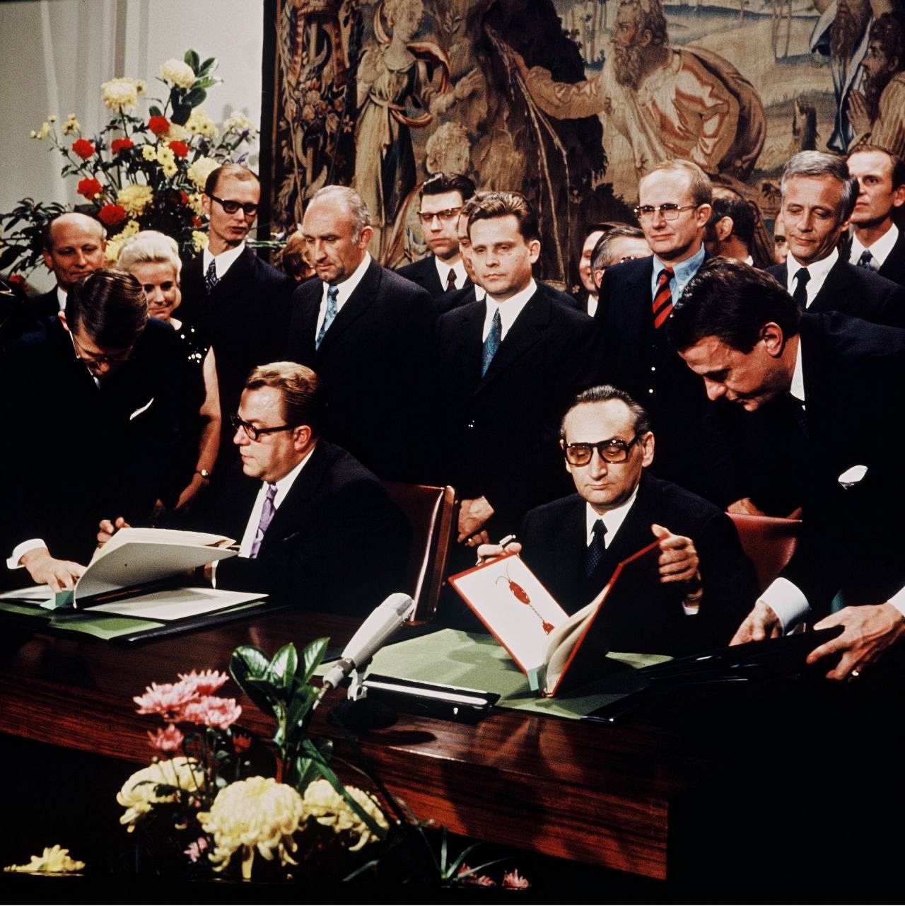 Unterzeichnung des Grundlagenvertrages durch Egon Bahr und Michael Kohl im Bonner Palais Schaumburg am 8. November 1972.